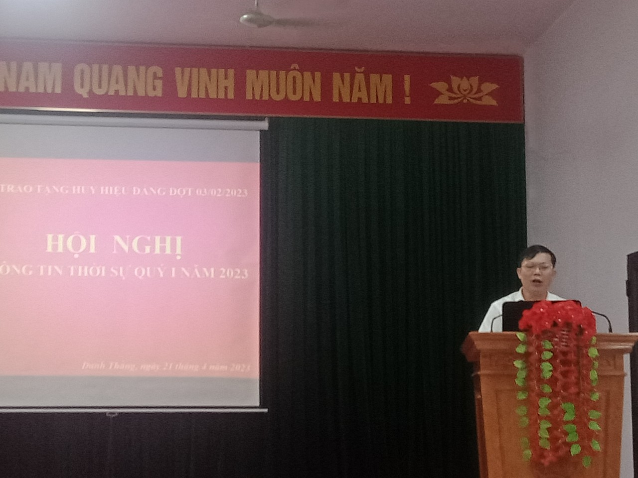 Đ/c Nguyễn Quốc Huy - Phó trưởng Ban tuyên giáo Huyện ủy Hiệp Hòa thông tin về tình hình thời sự trong nước và thế giới